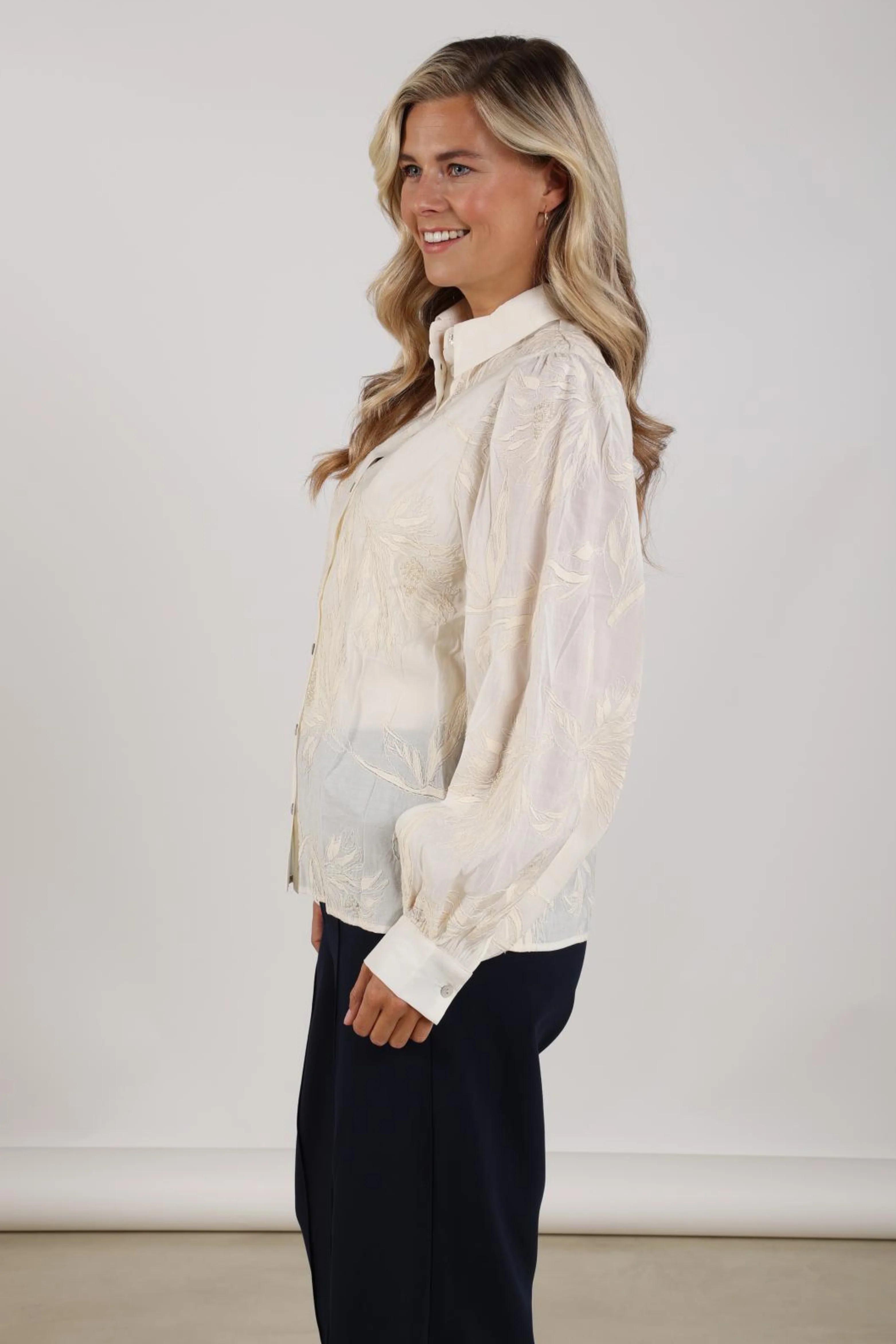 Blouse Avy Embroidery Offwhite NKS02203 - Image 3