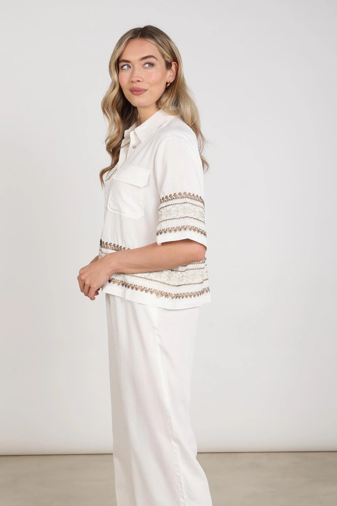 Blouse Bodine Embroidery Offwhite Camel NKS02113 - Image 3