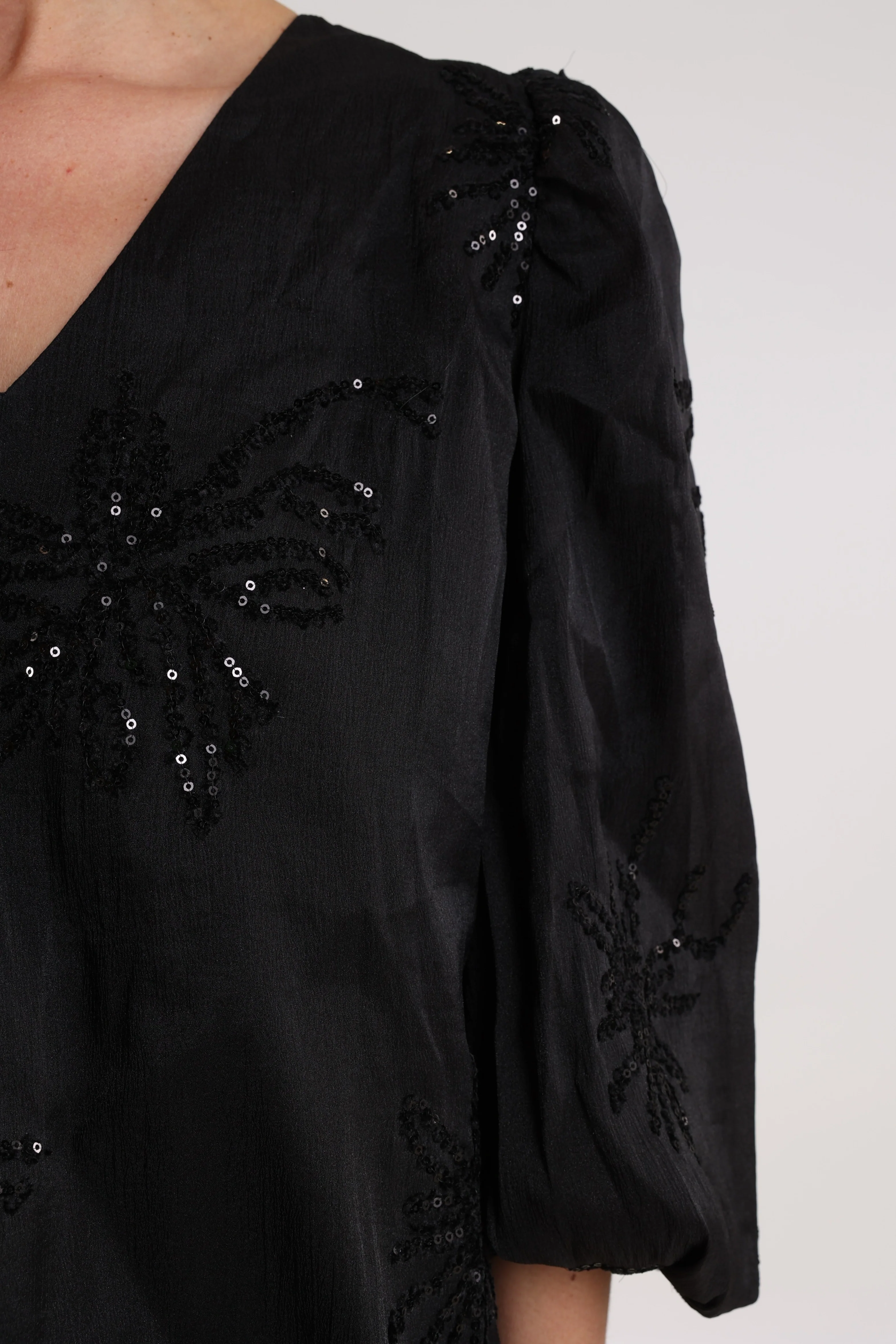Blouse Delilah Embroidery Black NKF02001 - Image 4