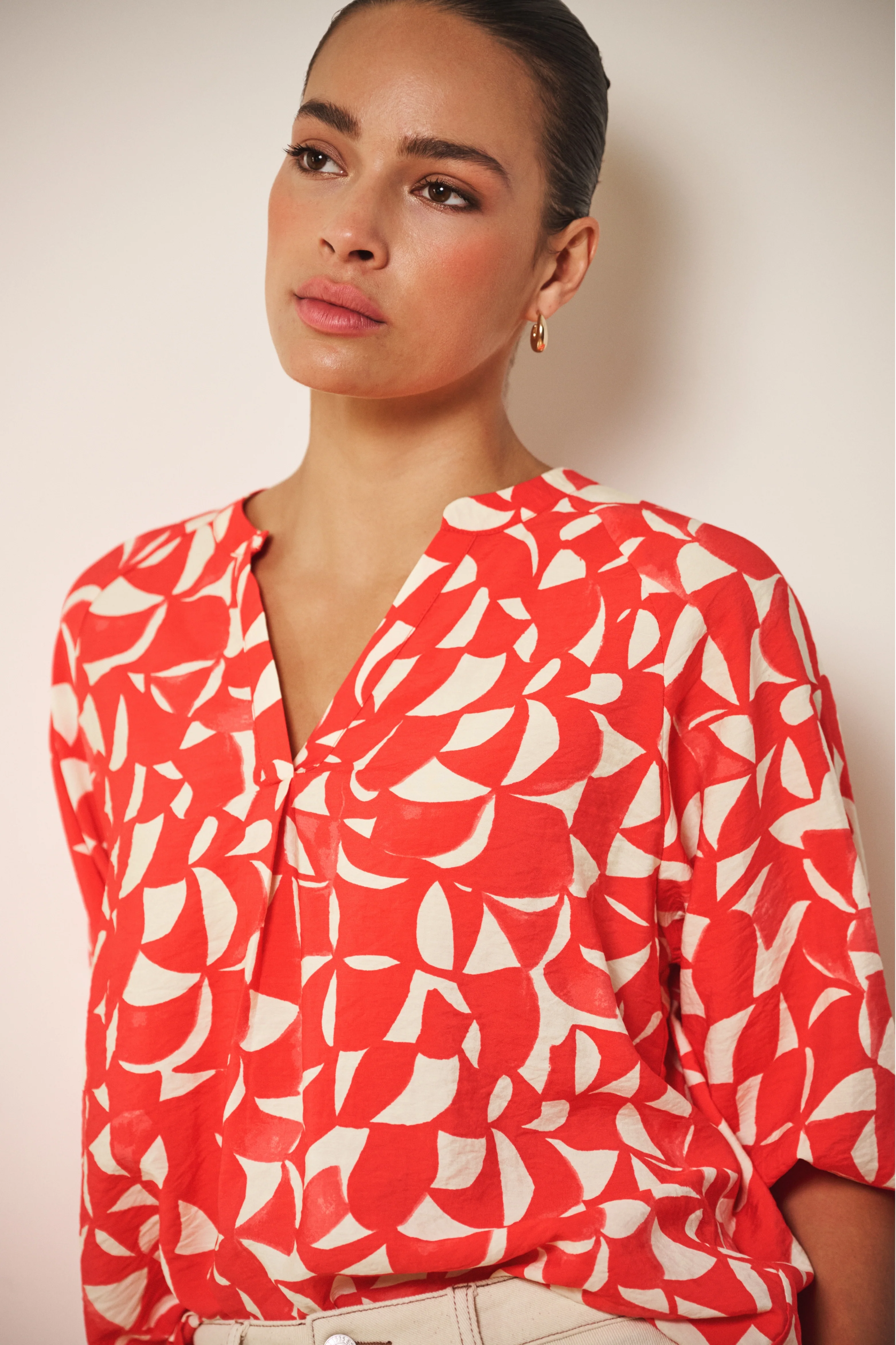 Blouse Raglan Scarlet Graphic Print SP26.14003 - Image 3