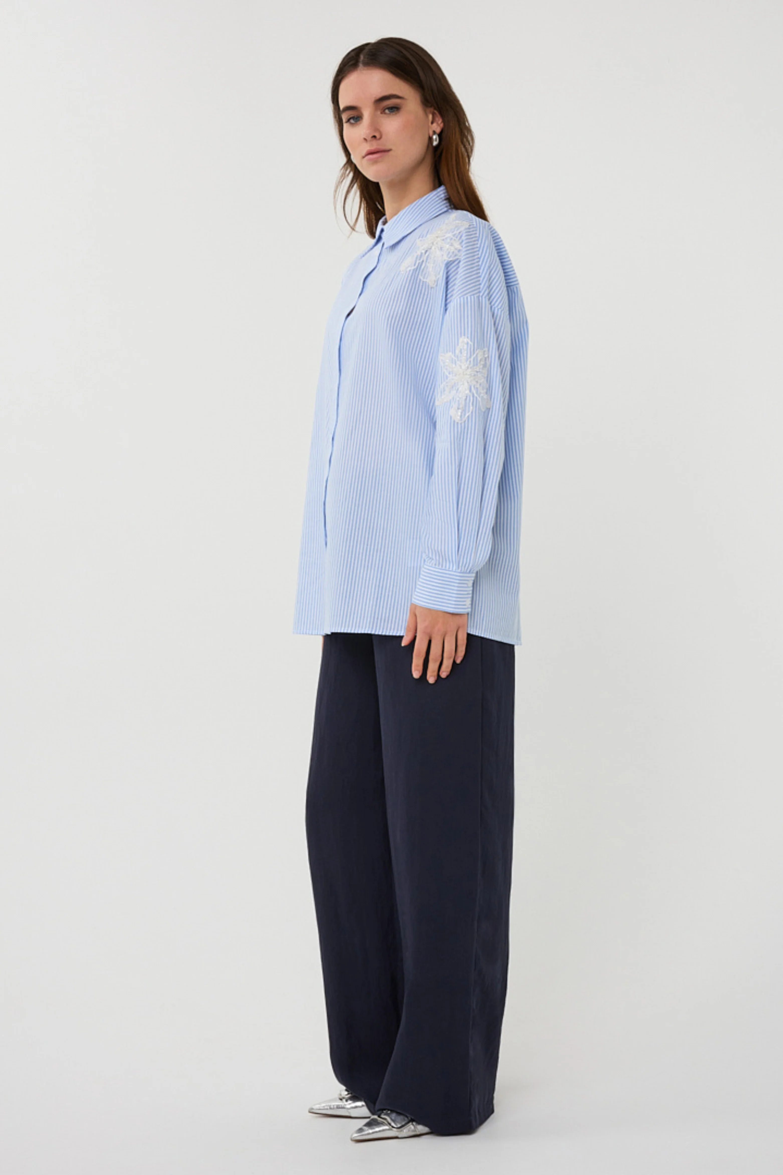 Blouse Striped Flower Patch White Blue SP26.14028 - Image 4