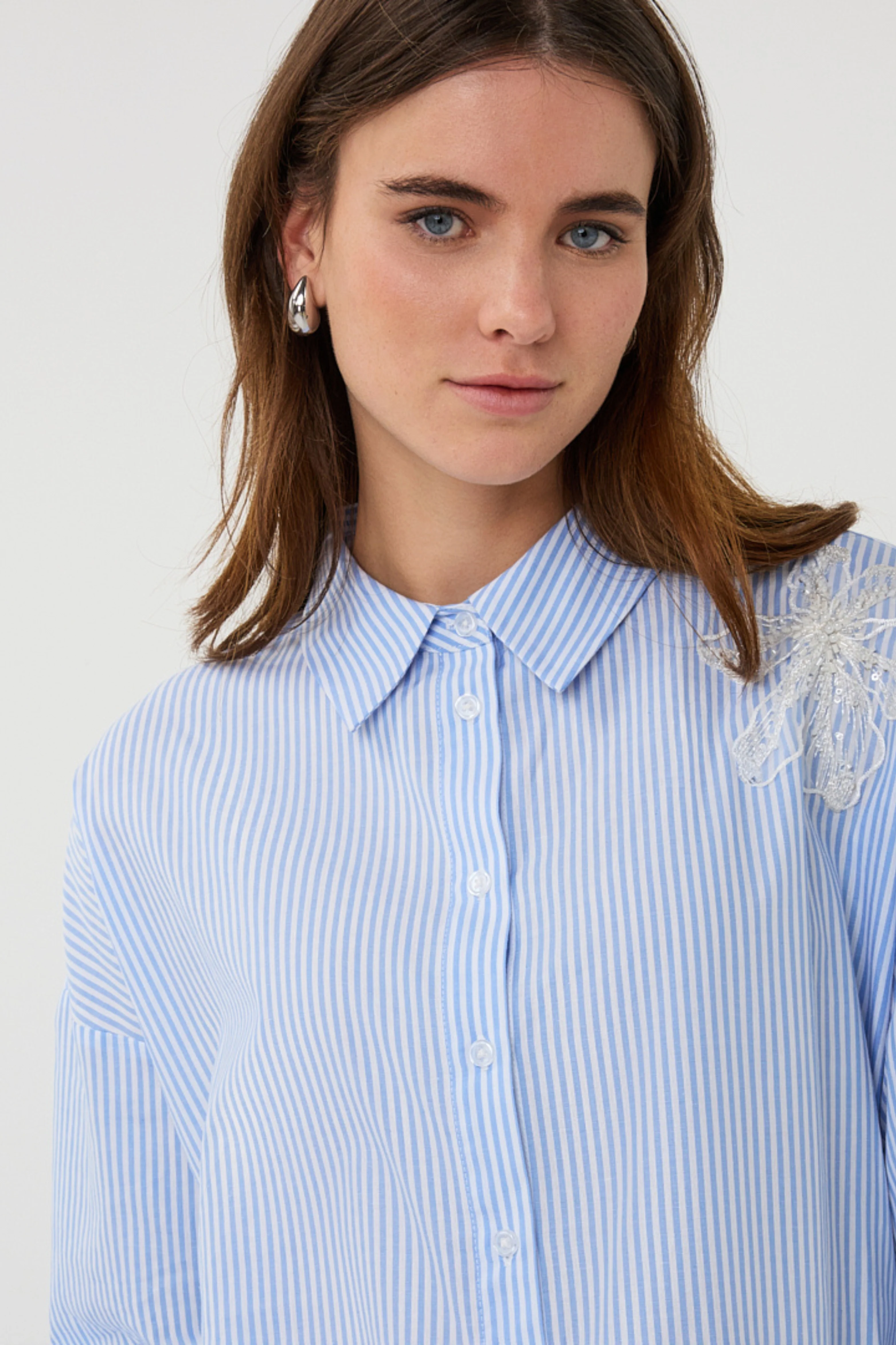 Blouse Striped Flower Patch White Blue SP26.14028 - Image 6