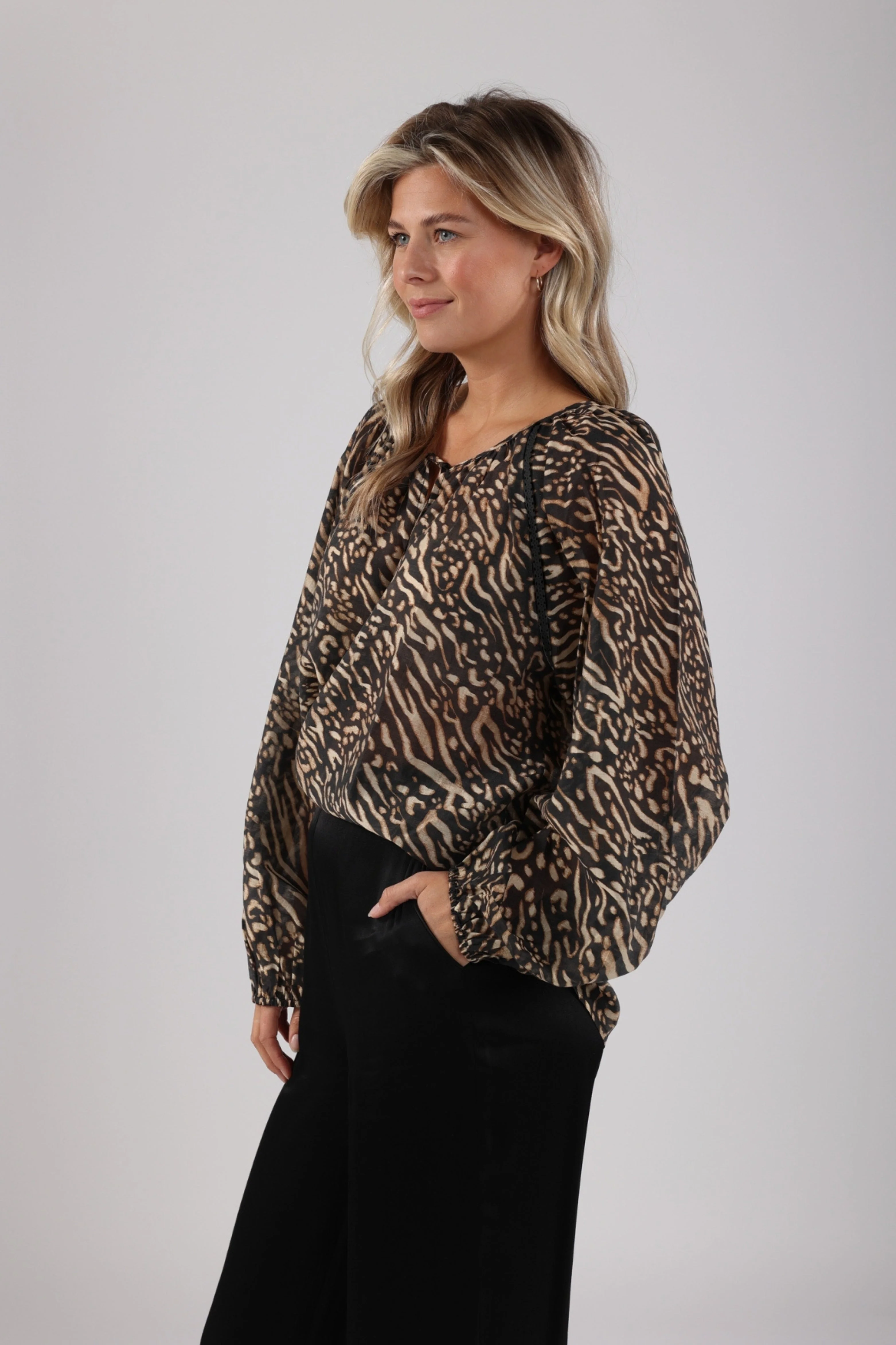 Blouse Yoni Black Sand NKS02092 - Image 6