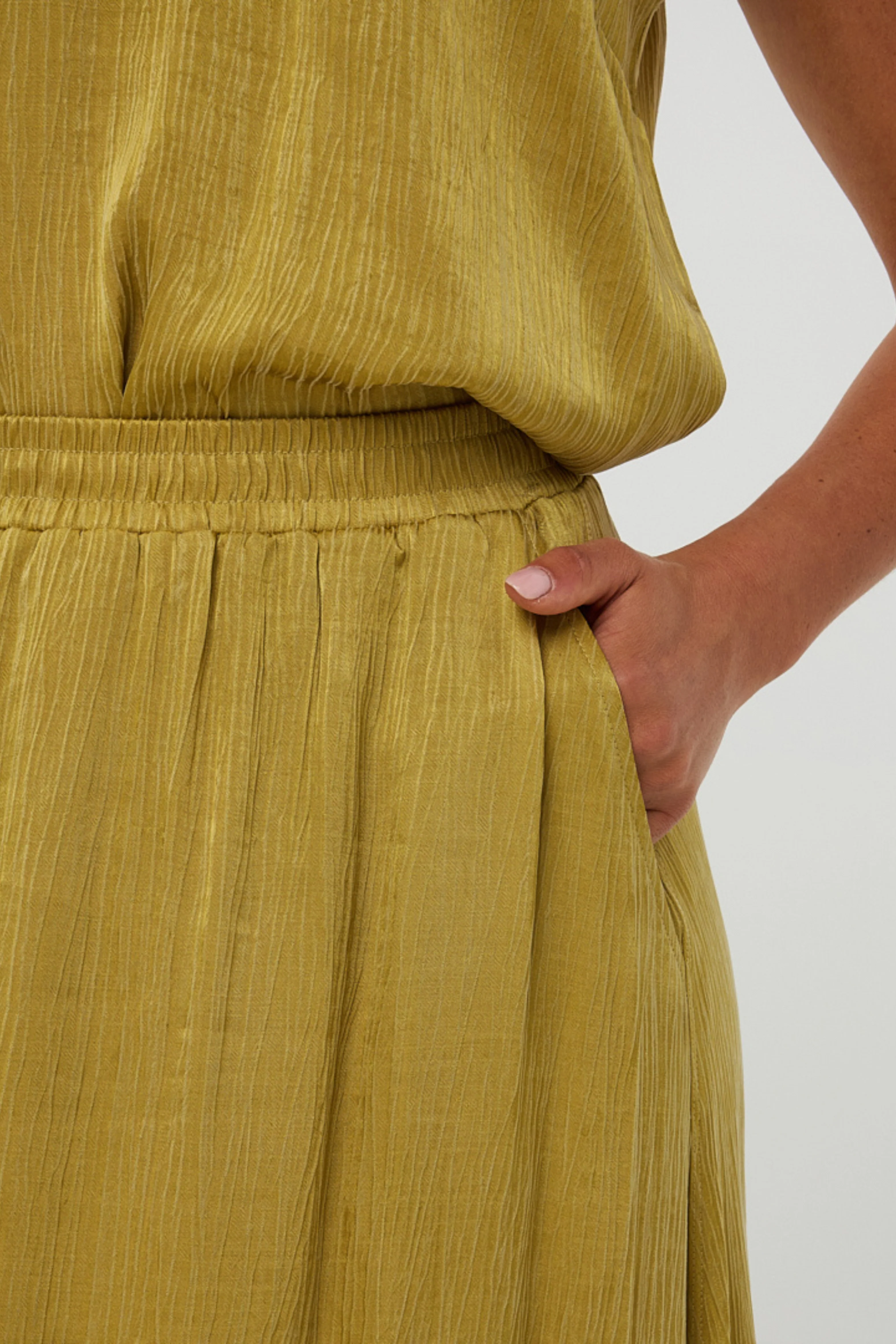 Rok Long Crinkle Cupro Golden Olive F25.05518 - Image 6