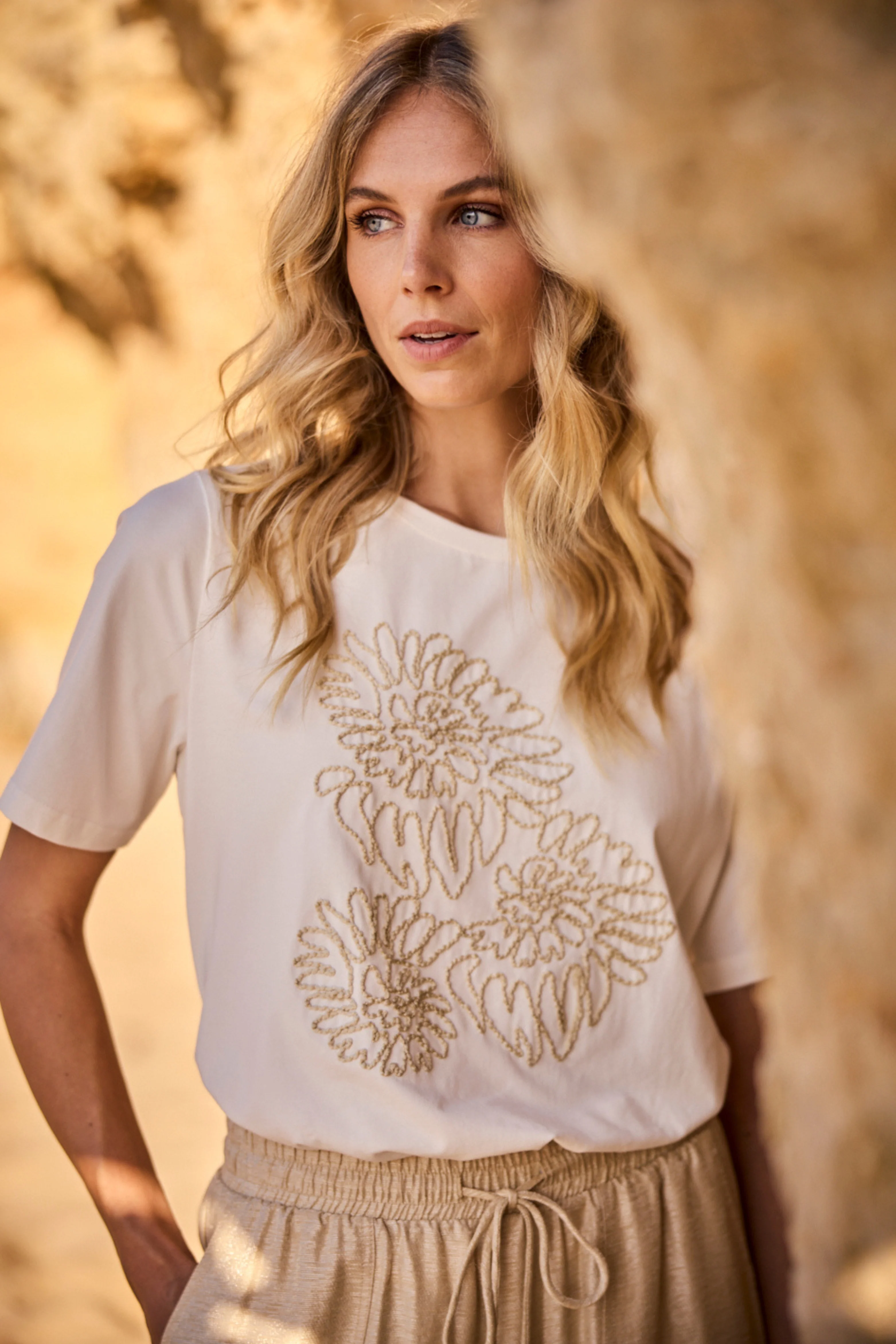 T-shirt Embroidered Artwork Offwhite C44-20-401 3
