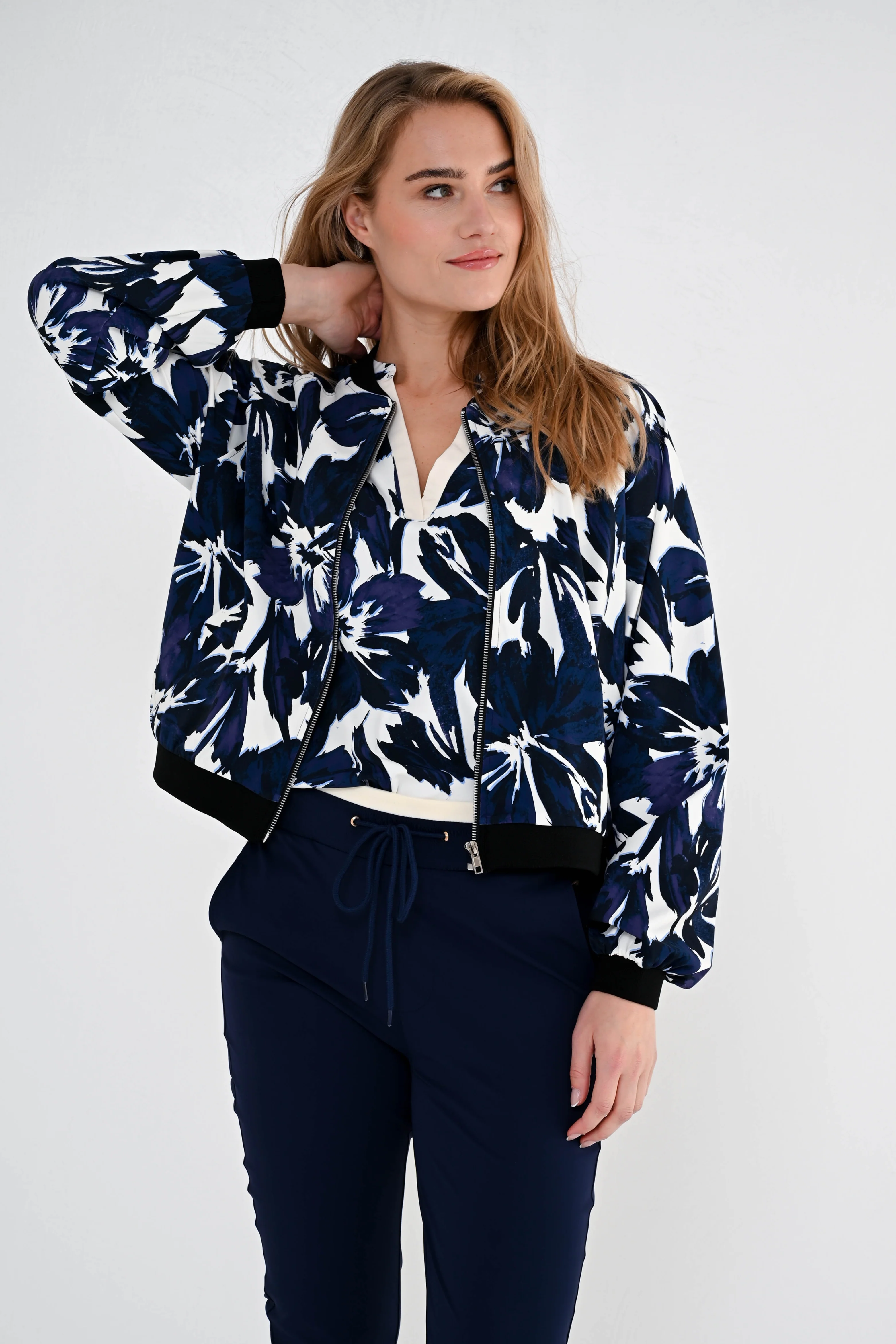 Travel Jacket Jossy Blue Flower - Image 4